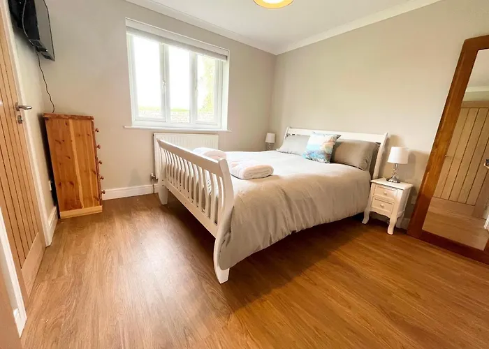 Modern 3 Bed Bungalow With Parking, Private Garden