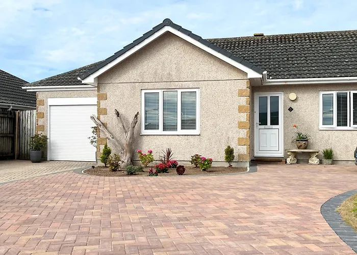 Modern 3 Bed Bungalow With Parking, Private Garden
