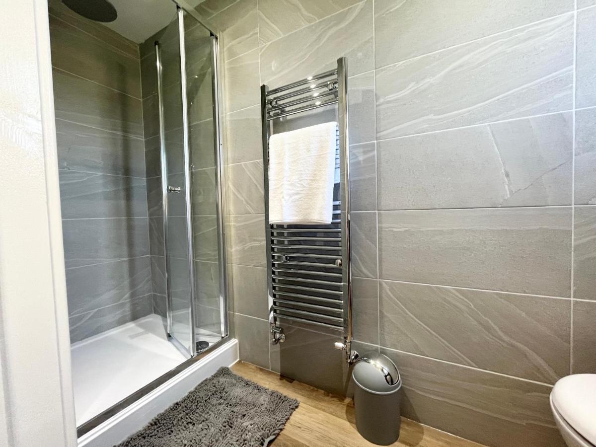 Modern 3 Bed With Parking, Private Garden Holiday home *