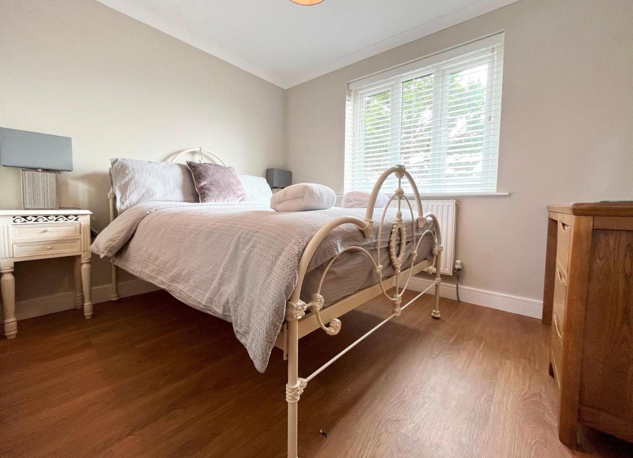 Modern 3 Bed With Parking, Private Garden Holiday home *