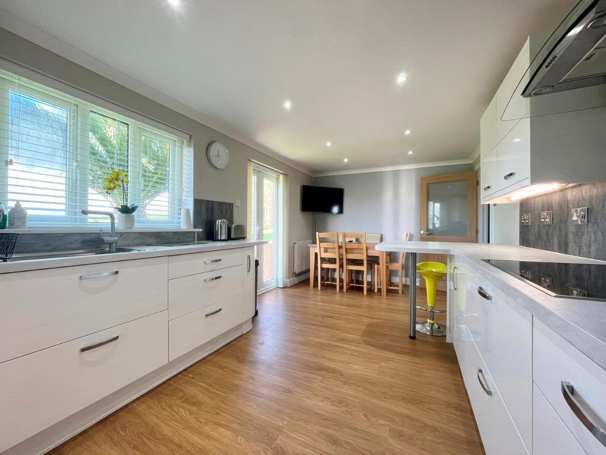 Modern 3 Bed With Parking, Private Garden Holiday home