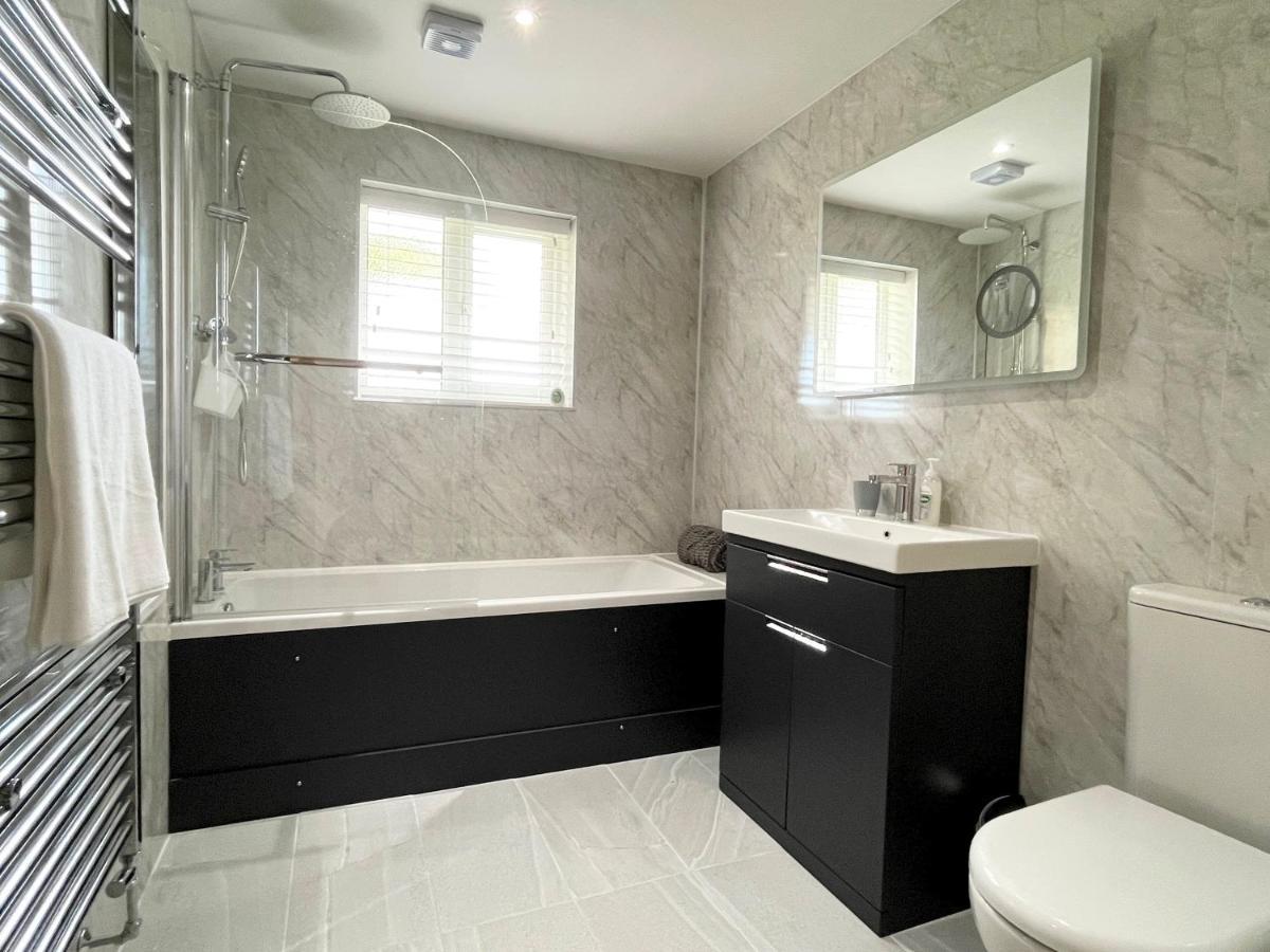 Modern 3 Bed With Parking, Private Garden Holiday home